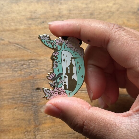 Disneyland Resort - Floral D - Disneyland Sign Collectible Pin - Picture 4 of 4